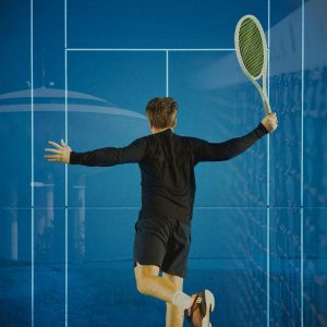 Yhdistelmäkuva tenniksen rystylyönnistä, tenniskentästä ja verkosta, sekä Espoon maisemista.